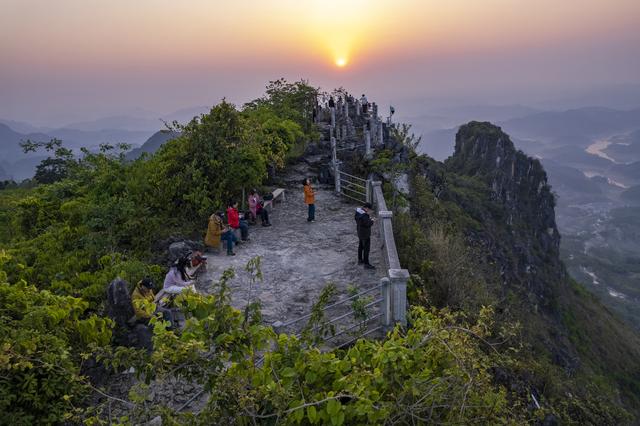 贵州兴义：云端探景 捕捉云海日出