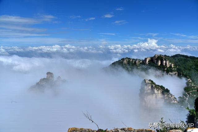 欧亚张家凹的奇峰和云海