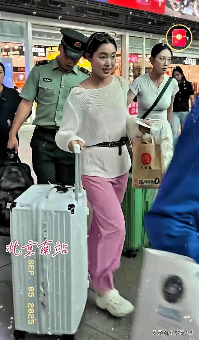 车站遇见参加完九三阅兵的女民兵，脱下迷彩服换上便装，个高时尚