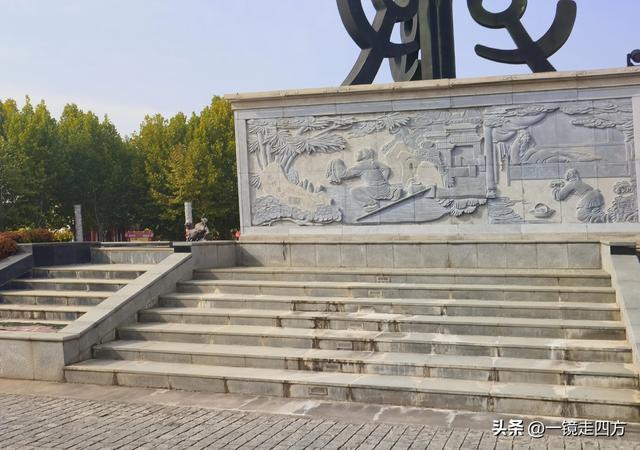 在“天仙配”传说的故事发生地孝感，建有一座“凤凰天仙城”