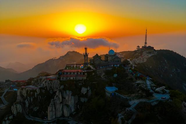 岱顶夕照：天地共染鎏金时