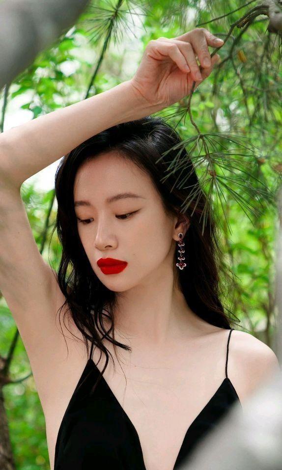 32岁李梦真空上阵，几乎透明，这跟不穿有啥区别？网友直呼太辣眼