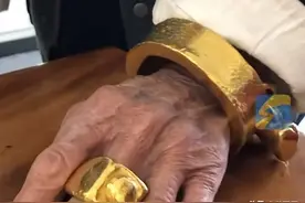 腰缠万贯！福建90岁老人随身带5斤多黄金，金手环腰带：朴实无华图片