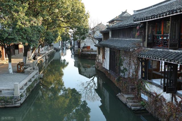 文旅产业严重过剩，复制粘贴的古镇还能骗我们多久？