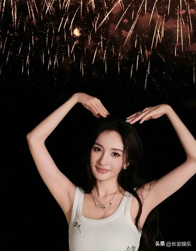杨幂是胸最大的女明星了吧？关键居然还能保持少女感，都快40岁了
