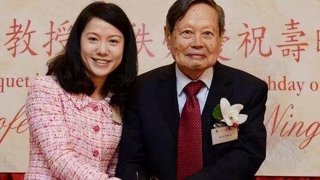 2021年，99岁杨振宁与72岁岳母罕见出镜，头发黑了，翁帆有些发福