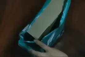 快递到了，送错地方了，被邻居打开了图片