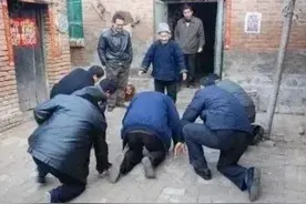 ​上坟时磕头是三个，还是四个？老人说“神三鬼四人一”，啥意思？图片