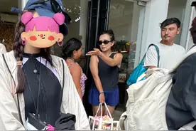 何洁带仨娃泰国度假，发量稀少露出头皮，刁磊全职带娃5年好沧桑图片