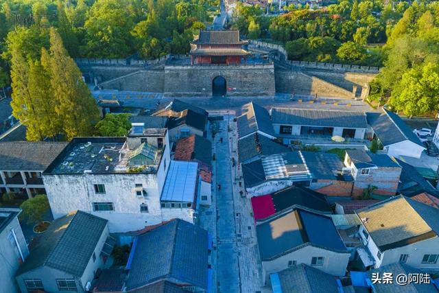 朝宗楼是荆州城墙上唯一的古城楼,所以有两道铁门把关,闲人莫近