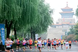 马拉松赛场遇上泉城“白月光”，在秋色中感受啤酒飘香的醉美赛道图片