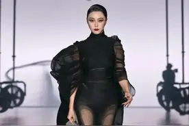 43岁范冰冰走秀太敢穿，黑色透视纱裙婀娜身材，意外暴露比例缺点图片