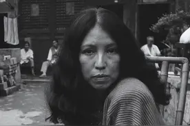 三毛自杀前在成都街头，眼神中充满哀伤，4个月后在医院上吊图片