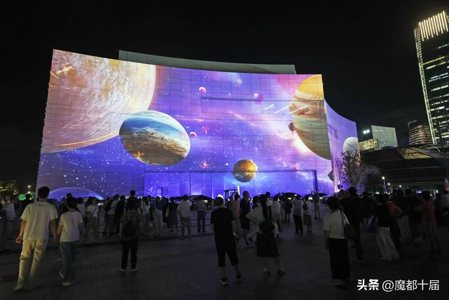 周边商场瞬时客流破纪录！上海国际光影节点亮消费新场景