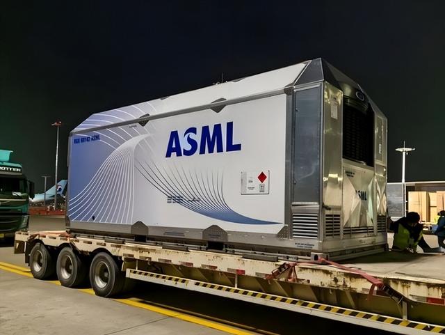 “咬死”ASML，禁止维修光刻机只是开始，轮到中国工程师头疼了！
