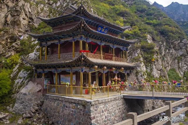 祁连山峡谷深处藏着一座石佛寺，内无金身佛像却嵌于岩壁之上千年