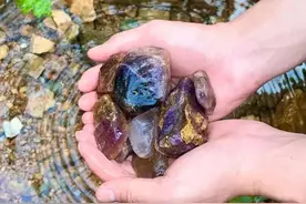 网红打卡点内找“宝石”，9岁男孩不幸被巨石埋压！图片