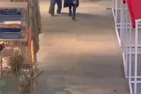 远处走来的是模特妈妈和她的逆子 感觉妈妈已经忍很久了图片