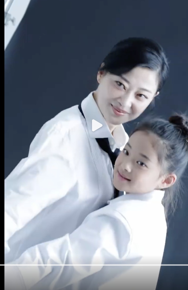 梅婷11岁女儿近照曝光，简直是妈妈翻版，连“卧蚕”都一模一样