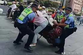 后续！4名交警拽女子下车：通报来了，女子罚款50元！果然有情况图片