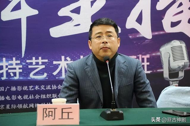 那个曾扬言让中国给全世界道歉，惨遭央视开除的阿丘，如今怎样了