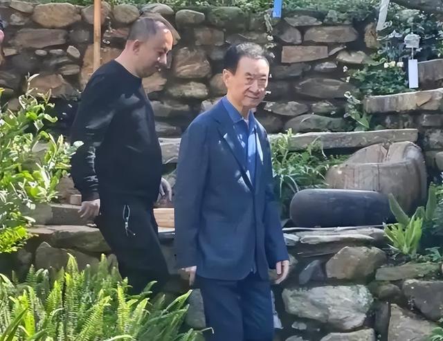 71岁王健林现身新疆，近照瘦成皮包骨，王思聪却换女友纸醉金迷