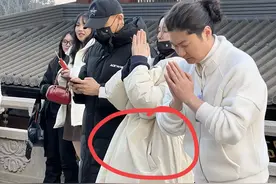 黄子韬夫妻径山寺祈福被偶遇！徐艺洋宽松衣服显肚子，被全程搀扶图片