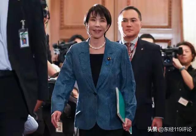 一场晚宴在东京举行	，高市早苗想通了：对俄动真格，对中国来软的