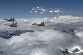 1995年，安徽农民耕田时突见，一架着火的轰-6俯冲而下朝村庄砸去图片