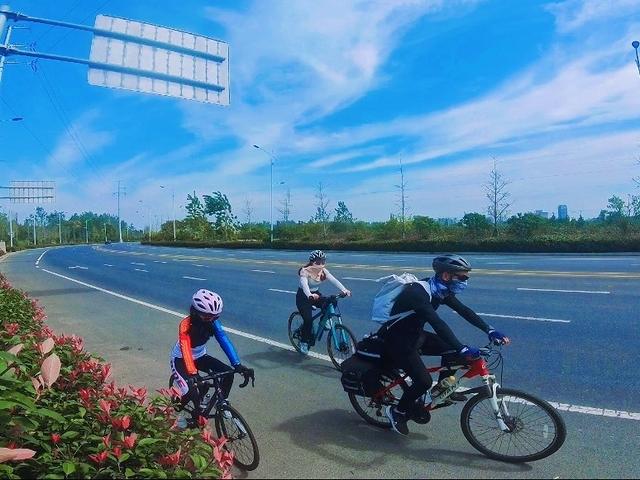岳阳9岁女童环洞庭骑行：双节里的351公里，少年用坚持敬家国
