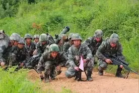 12人装配8种不同武器？解放军步兵班，火力配置如何？开战够用吗图片