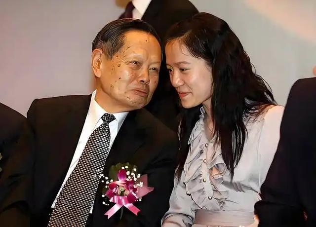 杨振宁追悼会确定，离世前状态曝光，摔跤酿大祸，翁帆或早有察觉
