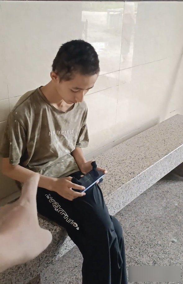 他已经废了！广东一男孩沉迷游戏辍学2年，父亲：已经放弃他了