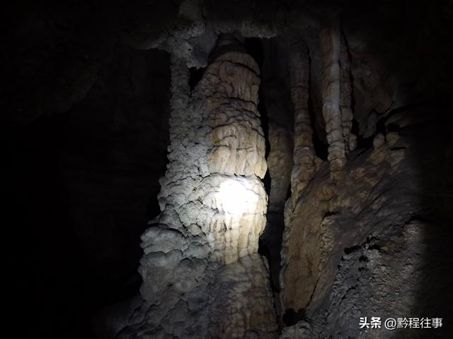 偏远乡野中寻找一个古寺遗址，探险一个深邃溶洞