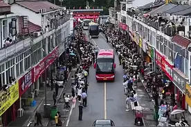 复读创新高！毛坦厂88辆大巴送考，家长穿旗袍 头车司机身份不简单图片