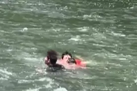 女孩苗王峡游玩，不慎落水！他前去营救，竟一起被冲入深水区图片