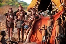 非洲最原始部落，她们几乎不穿衣服，逛超市也是用红泥涂满全身图片