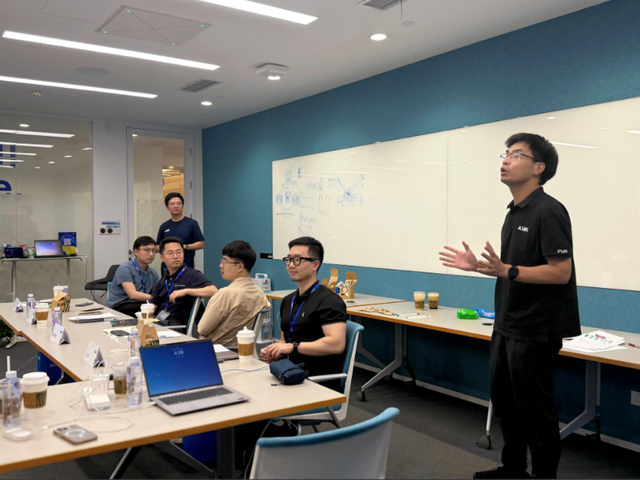 荷兰政府花200亿挽留无效，光刻机巨头ASML为何执意从老家搬走？