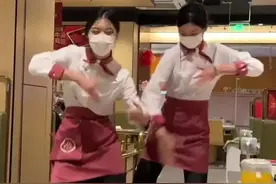 服务员会跳科目三工资一万二 海底捞回应:实行计件薪酬 顾客满意的员工会有相应激励图片