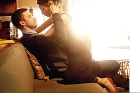 心理学：撩一个中年女人时，对方发出这6个信号，就是在说我愿意图片