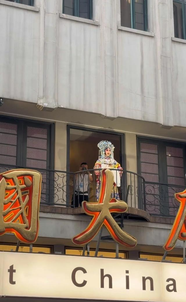 北京嘀咕，上海好奇	，如今天津，竟成了能走着听、站着品的戏台！