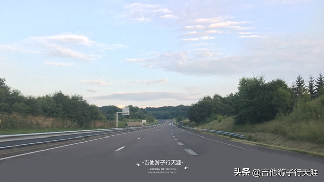游子的Vlog：法国秋天的田园风光9- 傍晚落日余晖下的公路之旅