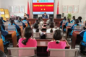 自尊自爱，绽放青春之花！平江县南江中学举办“利剑护蕾”女生身心健康知识讲座图片