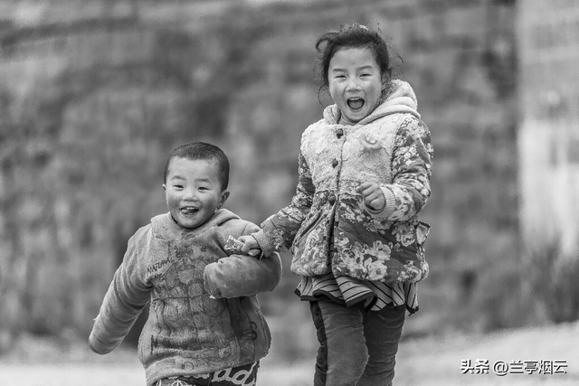 她23岁为国牺牲，初恋为其守墓终生未娶，弟弟苦寻64年在墓地恸哭