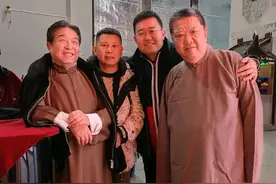 何云伟在无锡与干爹刘洪沂、刘云天师父孟凡贵、马季徒弟兰成同框图片