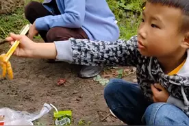 震惊，孙子竟然在爷爷墓前吃贡品图片