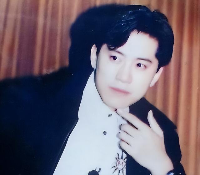 他8次上春晚，作死被捕入狱，如今56岁无人问津	，沦落到四处走穴