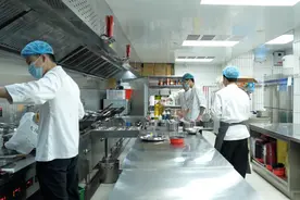 推动餐饮基础设施创新和数字化转型，美团今年将与头部餐饮商家共建万家卫星店图片