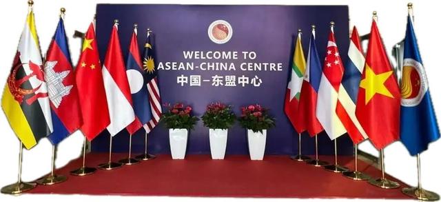 特朗普前脚刚走，中方与东盟代表签字盖章，白宫又要传出咆哮声了