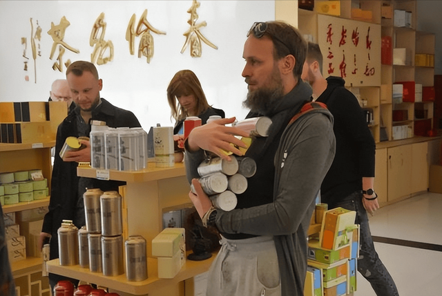 大量外国游客到访北京，拿着旅游签证却不去任何景区，那来干啥？